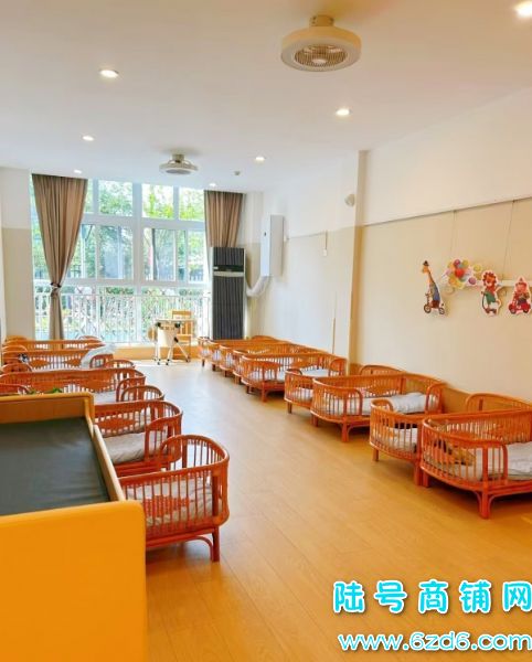 ���������ʳ�����й�����ת�ã�����һ��ĸӤ��Ӿ��ʵ��ͼƬ