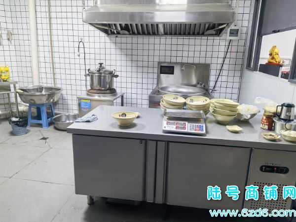 �����ص�һСѧ���ж�¥���������ת�ã��ɿ�תʵ��ͼƬ