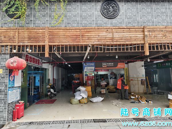 ��½�ţ�С��ǭ�����г�ҽ����е��ת�ã��´���һ����ʵ��ͼƬ