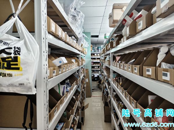 ��½�ţ�С��ǭ�����г�ҽ����е��ת�ã��´���һ����ʵ��ͼƬ