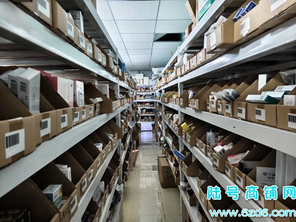 ��½�ţ�С��ǭ�����г�ҽ����е��ת�ã��´���һ����ʵ��ͼƬ