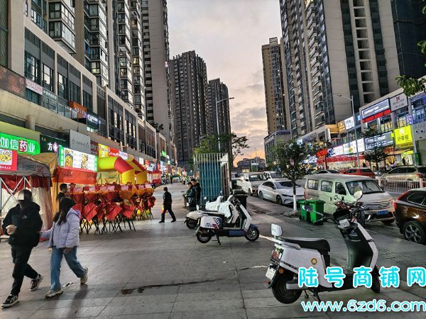 ��½�ţ�С���ֽ�·�����̩�쾵���������ת�ã��ս�˫��ͷʵ��ͼƬ