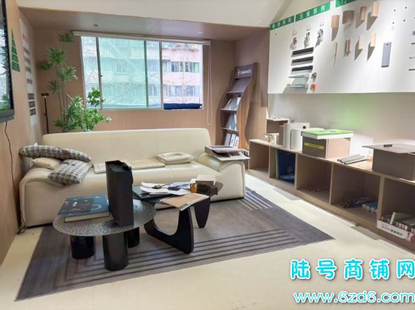 �Ͻ����ǹس����ٽּҾӽ��ĵ�ת�ã����Լ�������һ��תʵ��ͼƬ