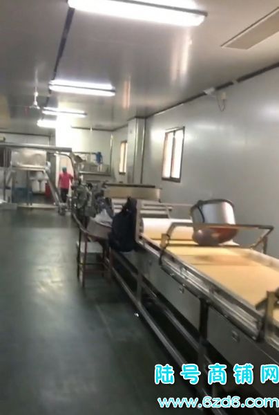 ��½�ţ�С���ڽ�·����С��ʳƷ�ӹ���ת�ã�����2500ʵ��ͼƬ