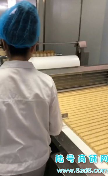 ��½�ţ�С���ڽ�·����С��ʳƷ�ӹ���ת�ã�����2500ʵ��ͼƬ