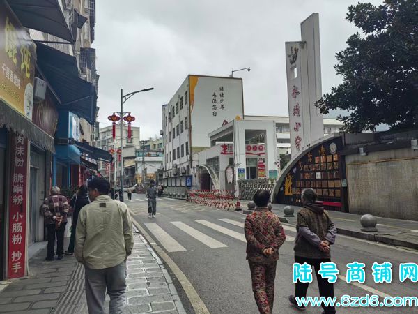 ��½�ţ�Ϣ���ؽ�ͨ·����Сѧ���ſ��ٽֲ�����ת�ã��ɿ�תʵ��ͼƬ