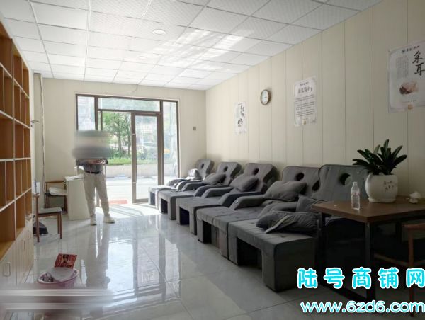 ����������������̬���ٽ�50ƽ�������޽ŵ�ת��ʵ��ͼƬ